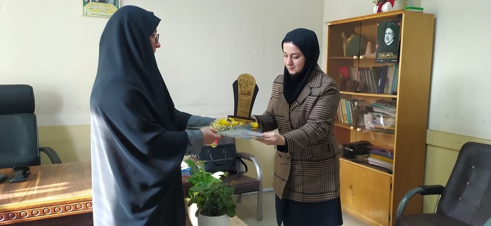 تجلیل از معلمین پژوهنده شهرستان لاهیجان  افتخار آفرین دبستان دوره دوم علامه حلی: سرکار خانم محمدپور